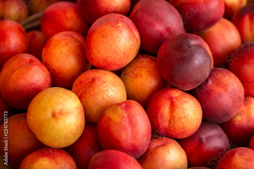 Fotomural a beautiful fragrant ripe nectarine, the view from the top