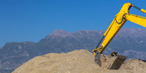 Canvas Print - Heavy duty construction vehicle scooping up dirt