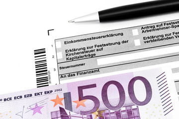 Sticker - Steuerformular mit Kugelschreiber und Geldschein