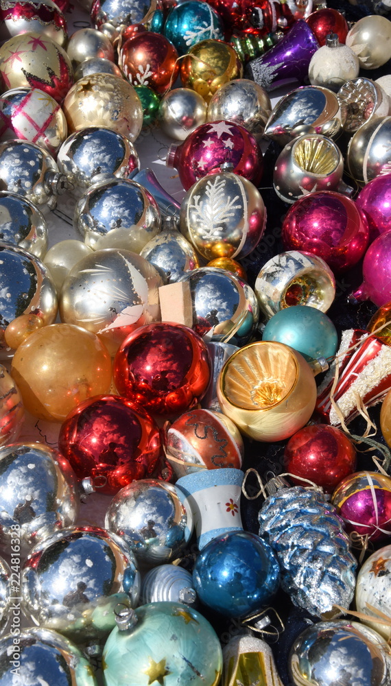 Kiste mit vielen bunten Weihnachtskugeln Stock Photo