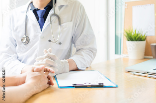 Fotografía The doctor and the patient are discussing the treatment of the disease