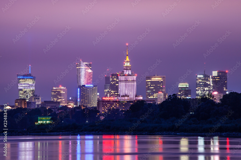 Panorama wieżowców Warszawy nocą - obrazy, fototapety, plakaty 