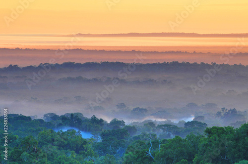 Zdjęcie XXL Widok wschodu słońca nad dżunglą Peten z piramidami Tikal górującymi nad koronami drzew w Gwatemali.