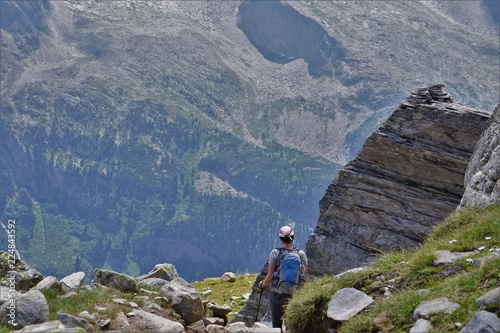 turysta-w-gorach-ze-wspanialym-widokiem-na-plaskowyz