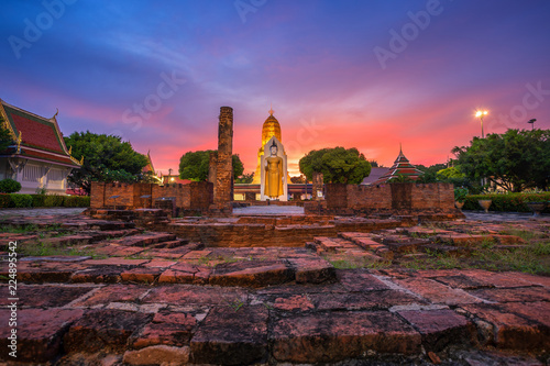 Foto Buddha statue at sunset are Buddhist temple at Wat Phra Si Rattana Mahathat also colloquially referred to as Wat Yai is a Buddhist temple It is a major tourist attractions in Phitsanulok,Thailand