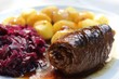 Hausgemachte Rinderroulade, traditionelles deutsches Gericht, klassisch zubereitet mit Rotkohl, Kartoffeln und brauner Soße 
