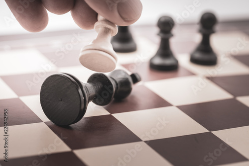 Fotografia  Pawn beats the king on a chess board