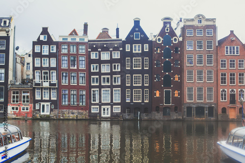 Foto Summer view of the "Dancing Canal Houses of Damrak' , iconic canal houses in the