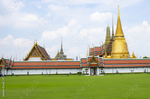 Foto Wat Phra Kaew temple with green grass in thailand