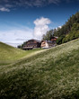 Landschaft und Wiesen mit Bauernhof im Südtirol in Italien