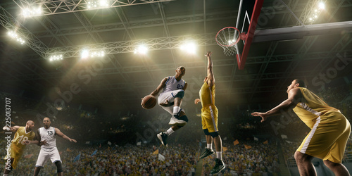 Dekoracja na wymiar  gracze-koszykowki-na-duzej-profesjonalnej-arenie-podczas-gry-koszykarz-robi-slumsy