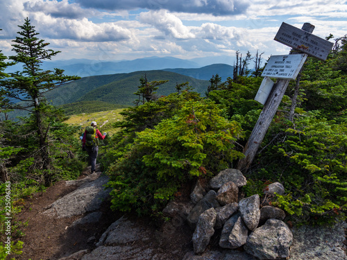 Fotomural Hiker on Appalachian Trail in Maine, Lush Mountain Vista, Wooden Trail Sign