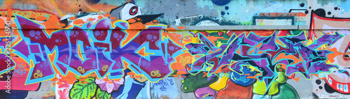 Obraz Dibond Fragment rysunków graffiti. Stara ściana ozdobiona plamami farby w stylu kultury sztuki ulicznej. Barwiona tło tekstura w purpurowych brzmieniach