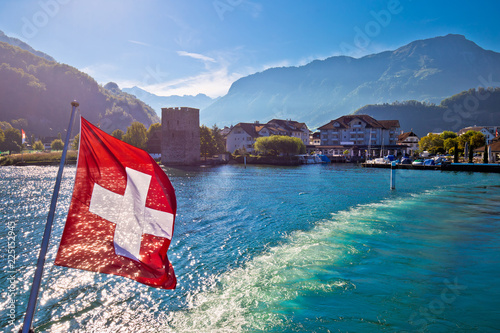 Photographie Lake Luzern boat flowing from Stansstad village with Swiss flag