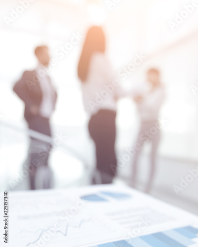 Fotografía Blurred image of the desktop in the office. business background.
