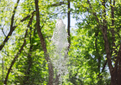 Fotografía Splash of fountain in the spring or summer park. Water splash