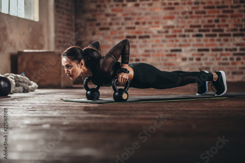 Fit female doing intense core workout in gym Tableau sur Toile