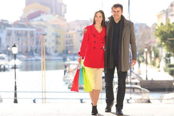 Wall Mural - Couple of tourists shopping on winter vacation