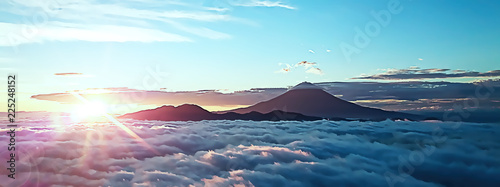 富士山を取り巻く雲海と朝日 Stock イラスト Adobe Stock
