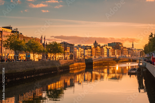Photo Beautiful golden hour view over Dublin city center in Dublin, Ireland