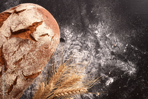 Fotografía Whole loaf of bread on cutting board traditional vintage