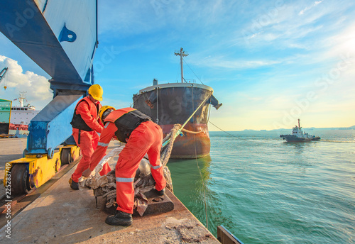 Fotografía ship vessel is on leaving departure from the port terminal after completion of l