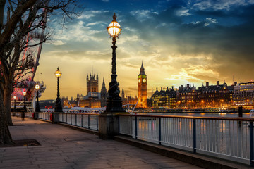 Fototapete - Blick über die Themse auf den Big Ben Turm und den Westminster Palast in London bei Sonnenuntergang. Großbritannien