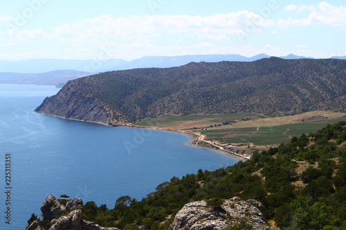 Fotografía Natural landscape photo of sea and mountains with bright blue sky