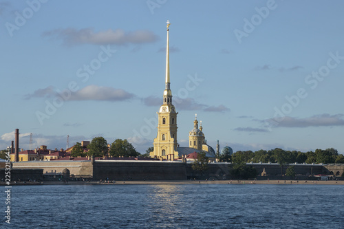 Foto Peter and Paul fortress and orthodox Peter and Paul cathedral, view from Neva river