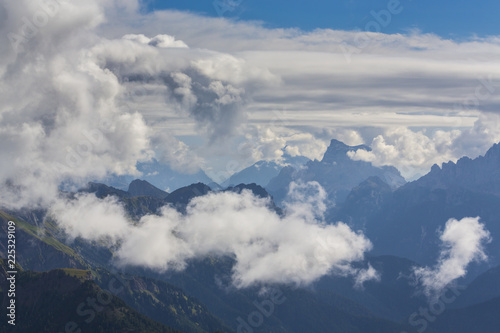 piekna-sceneria-lato-w-alpach-dolomitowych-wlochy-z-dramatycznymi-burzowymi-chmurami