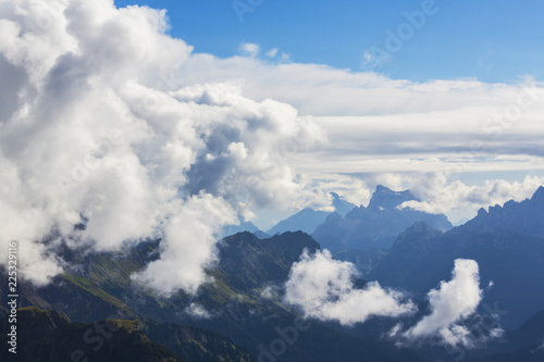 piekna-sceneria-lato-w-alpach-dolomitowych-wlochy-z-dramatycznymi-burzowymi-chmurami