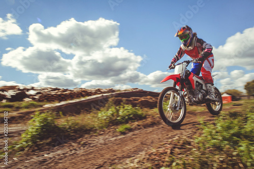 Fotografía woman on enduro motocross in motion, desire for victory, dynamics of speed