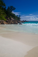 Wall Mural - Tropischer Strand mit Granitfelsen auf Praslin, Seychellen.