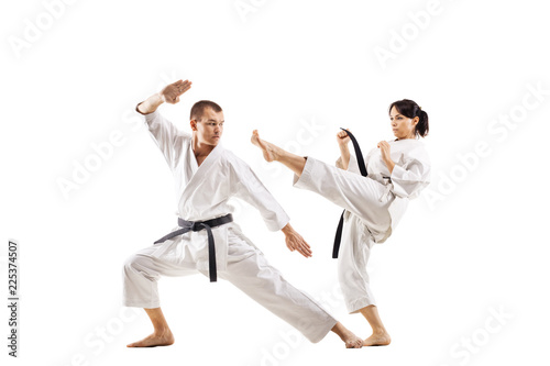 Dekoracja na wymiar  karate-dziewczyna-i-chlopiec-walczacy-na-bialym-tle