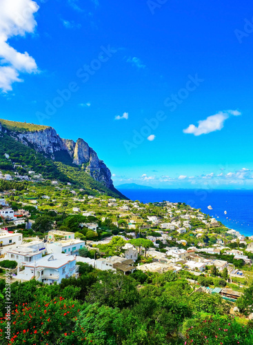Cuadros en Lienzo Overlooking the beautiful coastline of the island from city center of Capri in Italy in summer