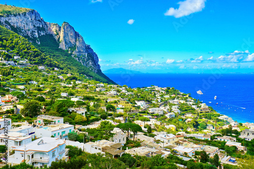 Fotomural Overlooking the beautiful coastline of the island from city center of Capri in Italy in summer