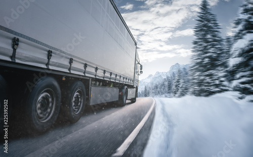 Cuadros en Lienzo LKW fährt auf einer winterlichen Landstraße