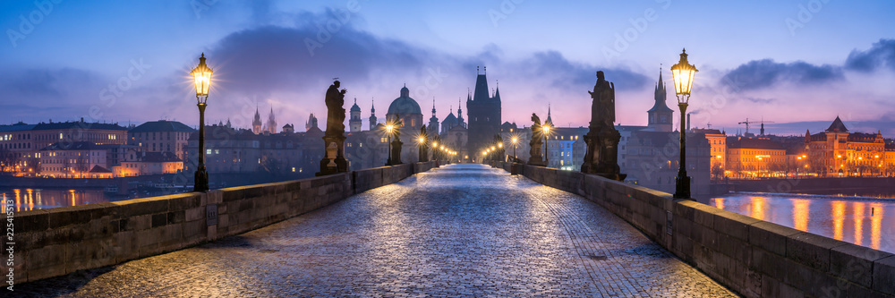 Panorama der Karlsbrücke in Prag, Tschechische Republik - obrazy, fototapety, plakaty 