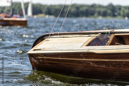 Fotografía Heck einer klassischen Segelyacht bei einer Regatta