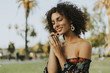 © Rawpixel.com - Beautiful woman posing in the park