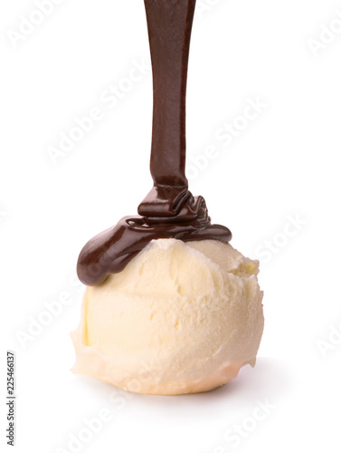 Fotografía ice cream with chocolate on white background