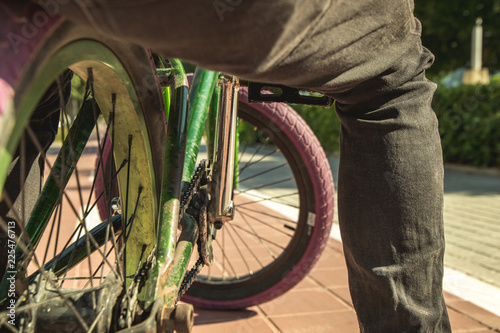 Fotografía Parts of a bmx bicycle. Boy with a bmx for the city