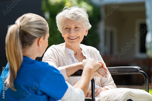 Fotomural Nurse takes care of old patient