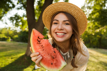 Sticker - Close up of smiling young girl in summer hat