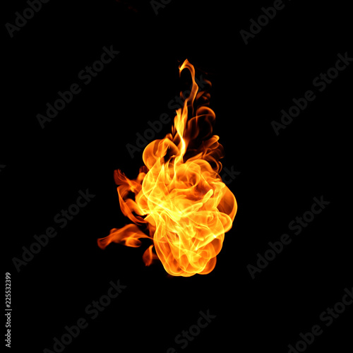 Zdjęcie XXL Ogień płonie kolekcję odizolowywającą na czarnym tle