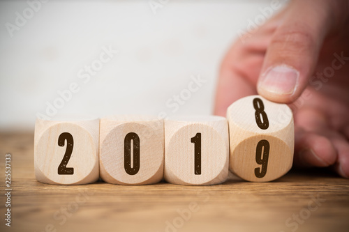 Fotomural Hand dreht Würfel und symbolisiert Jahreswechsel zwischen 2018 und 2019
