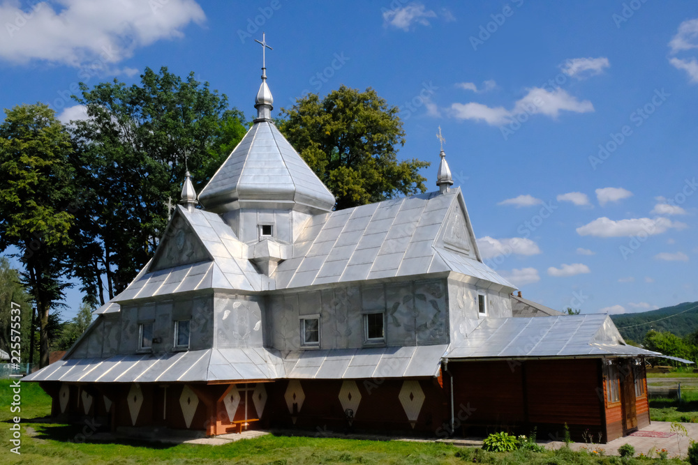 Obraz na płótnie Ukraina - drewniana cerkiew w stylu huculskim w salonie