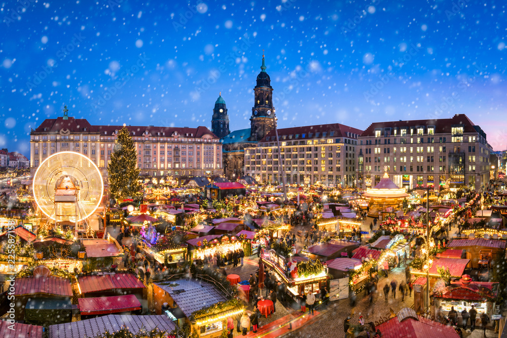 Weihnachtsmarkt auf dem Dresdner Striezelmarkt, Sachsen, Deutschland - obrazy, fototapety, plakaty 