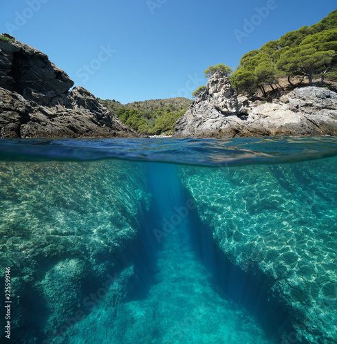 Fotografía Spain Mediterranean coast with a passage between rocks, split view over and unde