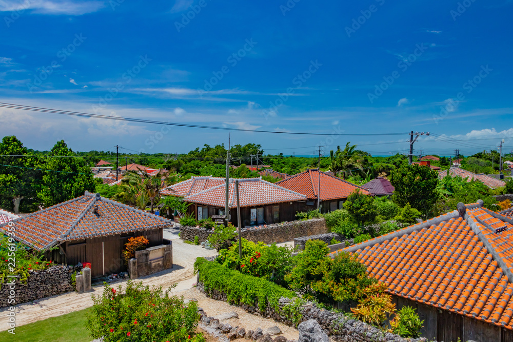 沖縄竹富島 街並み 古民家の琉球瓦 の Stock フォト | Adobe Stock